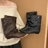 Botines de Tacón Bajo Estilo Coreano para Mujer Otoño Invierno 2026 Nuevos Botas Retro de Nicho para Pierna de Pantalón Gamuza Punta Fina Caña Corta Botas de Monta