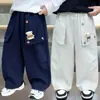 Calça de Moletom Infantil para Meninos Primavera e Outono Ursinho de Desenho 2026 Novo Estilo de Outono Calças Longas Casuais da Moda para Meninos Estilosos