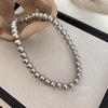 Collar y pulsera de perlas grises de alta calidad para mujer, diseño de nicho de lujo ligero, cadena de suéter, joyería de cadena de clavícula vintage francesa