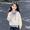Moda Otoñal para Chicas Casual y Energética Patchwork de Rayas Falso Dos Piezas Sudadera con Capucha Solapa Jeans Conjunto Estilo Academia Tendencia