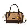 Bolso de mano coreano retro de lujo ligero de nicho para mujer, bolso versátil elegante para el hombro y cruzado de principios de otoño de 2026 para el trabajo y los desplazamientos