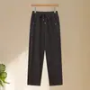 Nova Coleção Outono/Inverno 2026: Calças casuais quentes e confortáveis com forro de fleece para mulheres de meia-idade e idosas, apresentando um design slim fit e um comprimento que valoriza a silhueta.
