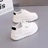 Explosivos Zapatos Blancos Nuevos para Mujer Primavera 2026 Versátiles Zapatos Casuales Deportivos con Suela Gruesa Zapatos de Skate KT-261
