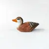 Pato Xiaojiang es una artesanía de madera puramente tallada a mano hecha de madera maciza, una pequeña decoración de animal para la sala de estar o el escritorio de la oficina
