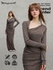 Street Madness 2025 Otoño Marca Trendy Europea y Americana Estilo Chica Picante Un Hombro Ajustado Ligeramente Fruncido Adelgazante Fluido Camiseta de Manga Larga para Mujer.