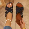 Sandalias de cuña de talla grande para mujer, disponibles en múltiples colores, con un diseño de tira ancha en bloques de color que realza la altura y crea un efecto adelgazante.