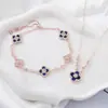 Pulsera de Concha y Trébol de Cuatro Hojas Estilo Lujo Ligero para Mujer, Pulsera de Diseño Nicho Fresca y Versátil, Joyería de Mano de Moda y Única al por Mayor