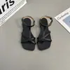 Sandálias Quadradas de Presilha Estilo Francês para Praia Femininas, Verão Bonitas Planas Abertas na Ponta 2026 Novos Sapatos Romanos de Estilo de Dedo