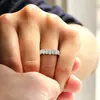La banda de medio anillo de diamante en forma de pera dulce de Cao Shi con un diseño de arco de lágrima es un anillo brillante y versátil para el uso diario
