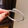 Pulseira Aberta Geométricas em Forma de Cobra Banhada a Ouro 18K Real com Zircônia Estilosa Europeia e Americana Nicho Acessível Luxo Joias de Alto Padrão para Mulheres