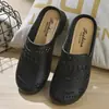 Novas Chinelas Fechadas para Mulheres, Antiderrapantes, para Mães de Meia-Idade, Couro Sintético, Salto Médio, Sapatos Perfurados para Uso Externo, Chinelas Femininas