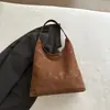 Bolsa de Ombro Única em Couro Macio com Bolinhas Estilo Coreano Preguiçoso Feminina 2026 Outono Nova Leve Grande Capacidade para Aula Compras