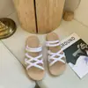 En stock Cabello Rápido Verano Nuevo Estilo Romano Cruzado Chanclas de Mujer Estilo Coreano Moda Combinan con Todo Zapatos de Playa de Moda Estudiante Fresco