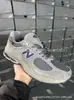 Zapatos Putian Originales Puros NB2002RA Gris Yuanzu Gamuza Retro Transpirables Zapatos para Correr Zapatos de Papá Cómodos
