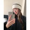 Gorro tejido blanco estilo coreano para mujer, moda de otoño e invierno, ajuste holgado, adelgazante y fácil de poner.