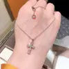 Versión Alta V Jinbaojia Collar de Cruz Completamente Incrustado de Diamantes para Mujer Cadena de Clavícula de Oro Rosa de 18 Quilates Collar Completamente Incrustado de Diamantes para Mujer