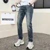 Jeans Denim Masculino Novo Primavera/Verão, Marca da Moda com Padrões em Relevo e Strass, Calças Skinny Slim Fit Estilo Europeu, Calças Azuis Escuras