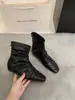 Botines relajados, a la moda y minimalistas para mujer, colección otoño/invierno 2026, con punta cuadrada retro, diseño plisado, ajuste ceñido y un sutil aumento interior de altura.