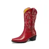 Fio de bordado transfronteiriço novo salto médio grosso botas comércio exterior bico fino western 4340 botas médias botas tamanho plus botas médias mulheres vermelhas