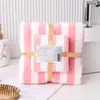Conjunto de Toalhas de Veludo Coral Tricotado por Trama Transfronteiriço de Três Peças, Absorvente, Não Solta Fiapos, Respirável, Espessado, Atacado