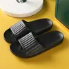 Zapatillas de Casa de Verano Fabricante Mayorista Zapatos para el Hogar para Hombres y Mujeres Baño Ligeras Eva Suela Suave Plástico de Goma Alta Elasticidad Zapatillas de Pareja
