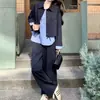 Conjunto de ropa de trabajo casual azul marino de corte relajado para mujer, nueva colección otoño 2026, con una camisa que simula ser de dos piezas y pantalones de pierna ancha