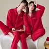 Nueva colección de otoño: Pijamas de algodón puro para mujer y parejas, con un festivo color rojo, tela suave y amigable con la piel, un cuello elegante y un vibrante diseño rojo, adecuados para ropa de estar para hombre y ocasiones de boda