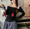 Suéter vermelho de um ombro para mulheres, novo estilo outono/inverno 2026, camiseta assimétrica de manga longa, camada interna de tricô ombro a ombro, moderno