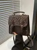Mochila Britânica Retro Estampa de Leopardo Feminina Nova Moda Versátil Bolsa de Ombro Único Transversal Mochila Pequena Portátil de Alta Qualidade