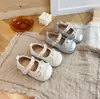 Zapatos Brillantes de Retazos para Niñas de Tacón Bajo con Correas de Perlas y Adorno de Lazo, Zapatos Formales de Cuero Infantiles Bicolor Blanco Plateado
