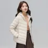 Nova jaqueta de plumas leve 2026 para mulheres, estilo curto, com capuz, corte justo, quente, plumas de pato branco, elegante casaco de inverno