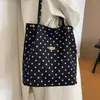 Bolsa tote, de ombro único, estilo retrô, estampa de bolinhas, versátil para o dia a dia, design elegante, nova coleção 2026, grande capacidade, estilo outono, design de nicho
