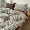 Conjunto de cama de quatro peças em veludo de leite com materiais mistos, estilo ins, capa de edredom listrada simples, conjunto de três peças espesso e quente em fleece coral para o inverno
