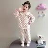 Conjunto de pijama de forro polar coral para niña, otoño e invierno, con lunares, estilo nuevo 2026, con cuello camisero, mangas largas y un cálido conjunto de dos piezas para estar en casa