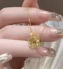 Loja de Ouro Mesmo Estilo Banhado a Ouro Gelo Triturado Trevo de Quatro Folhas Cabacinha Colar para Mulheres, Versátil e Elegante, Borboleta em Forma de Coração Corrente de Clavícula Joia