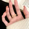 Design versátil, requintado e de alta qualidade: um anel de coroa oco de camada dupla com zircônia cúbica, perfeito para o uso diário, oferecendo um visual simples, porém único e elegante