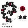 Enredadera Artificial de Hoja de Arce Negra y Rosa Roja para Halloween Transfronteriza, Enredadera de Flores Artificiales Decorativa Gótica para Chimenea y Escalera