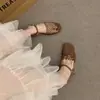 Sandálias pretas elegantes estilo francês Chuyuji Baotou para mulheres com saltos grossos, estilo fada suave, adequadas para viagens e férias, com uma única tira.