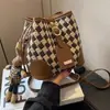 Bolso Cubo de Diseño de Nicho Retro con Rombos para Mujer, Nuevo Bolso de Hombro y Bolso Cruzado de Alta Gama para Commuter