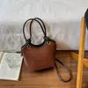 2026 Nuevo Bolso Cubo de Bloques de Color Retro para Mujer Bolso de Hombro Cruzado Versátil de Gama Alta Diseño de Nicho Piel Suave