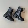 Botas de piel, botines de tacón alto, nuevo diseño estilo motociclista, elegantes botas con cordones, botas estilo Dr. Martens con tacón grueso, botas de estilo británico para mujer, colección 2026, con cremallera trasera y punta redonda