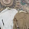 Camiseta básica de color liso con cuello en U y diseño de botón trasero para mujer, nuevo modelo otoño 2026, versátil, adelgazante, agradable para la piel, de manga larga