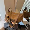 Bolsa de ombro retrô de nicho transfronteiriça para mulheres, nova coleção outono/inverno 2026, bolsa de ombro de alta qualidade, bolsa transversal casual e adequada para o trabalho
