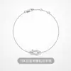 Pulseira de Alta Qualidade Fred com Fivela de Ferradura Pequena para Mulheres, Luxo Leve Ouro 18K, Versátil e Elegante, Presente para Namorada ou Melhor Amiga