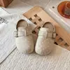 Sandálias Birkenstock estilo coreano com bolinhas delicadas para meninas, nova coleção primavera e outono 2026, com sola macia, não abrasivas, sandálias infantis de bico fechado