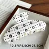 Grampo de Cabelo Retro com Listras de Bolinhas de Plástico Clima Doce e Feminino Grampo para Parte de Trás da Cabeça Simples Elegante Presilha de Tubarão