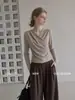 Camiseta de manga larga con cuello en V cruzado y color avena estilo francés AUDIST para mujer, colección otoño 2026, adecuada tanto para llevar sola como debajo de otra prenda, top elegante