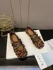 Zapatos de una sola pieza de gamuza mate con estampado de leopardo retro para mujer 2026 Otoño Nuevo Versátiles Punta redonda Correa con hebilla cruzada Zapatos cómodos de suela plana