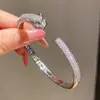 Estética europeia! Pulseira aberta com laço e flor de zircônia ultra brilhantes, acessório de pulso de moda de luxo leve e de alta qualidade para mulheres