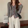 Camisa Tricotada Irregular Chic Feminina Início do Outono Estilo Coreano Suéter com Carcela Inclinada Design Curto Senso V-Decote Manga Longa Top Início do Outono